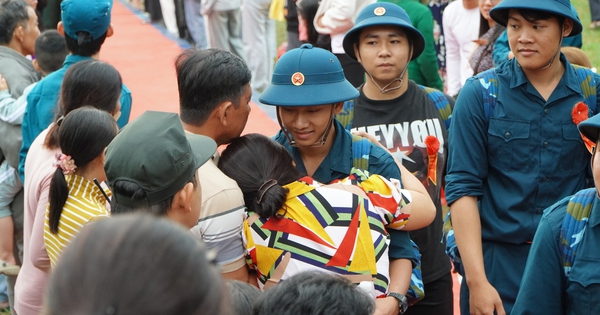 Vợ chồng U.60 'khóc vì hạnh phúc' khi tiễn con lên đường nhập ngũ