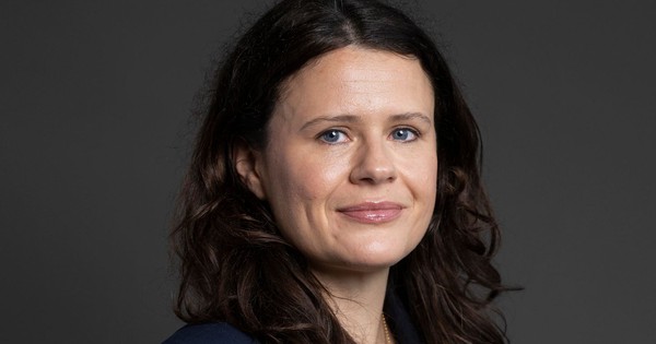 Chồng bị nghi làm gián điệp cho Trung Quốc, nghị sĩ Anh rời nhóm nghị viện