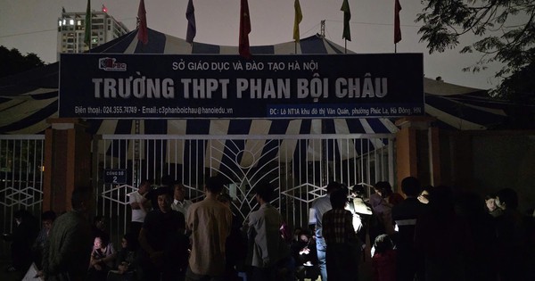 Đằng sau cảnh phụ huynh xếp hàng xuyên đêm ghi danh vào lớp 10