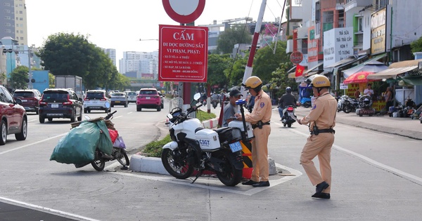 Bị CSGT TP.HCM thổi phạt, nhiều người ngỡ ngàng mới biết mình mắc lỗi này