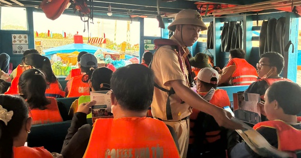 Đi thuyền thả cá phóng sinh trên sông: CSGT TP.HCM khuyến cáo an toàn