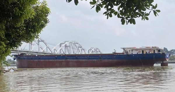 Sà lan va chạm cầu Ghềnh, lực lượng chức năng xuyên trưa kiểm tra thiệt hại