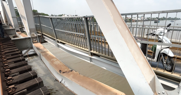Sà Lan Va Chạm Cầu Ghềnh: 6 Người Bị Thương, Dầm Cầu Biến Dạng