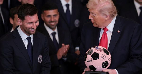 Messi gây sốt trong chuyến thăm Nhà Trắng, được Tổng thống Mỹ Donald Trump khen giỏi hơn… Pele