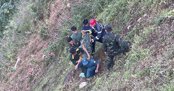 Đưa thi thể nạn nhân tử vong dưới vực sâu 200 m sau tai nạn giao thông lên