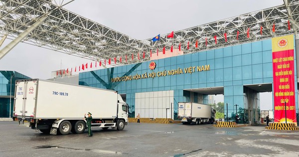 Thí điểm thông quan cuối tuần tại cửa khẩu Móng Cái