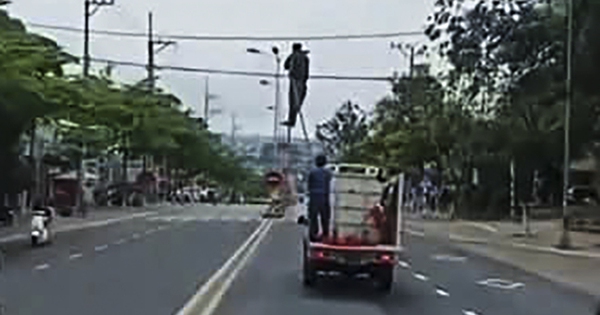 Quảng Ngãi: Xử phạt tài xế chở người đu bám trên thùng xe tải