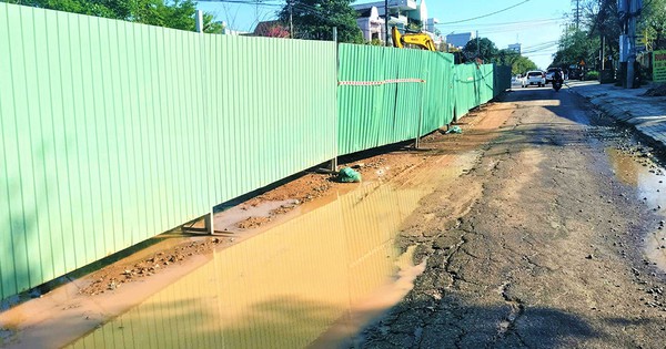 Dự án trăm tỉ thoát nước Đà Nẵng 'đắp chiếu', người dân khổ vì rào chắn kéo dài