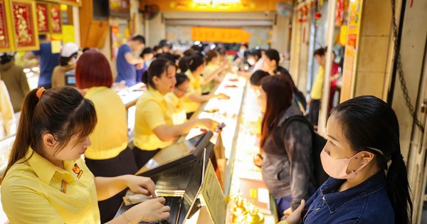 Giá vàng hôm nay 8.3.2026: Người mua lỗ 5 triệu đồng sau một tuần