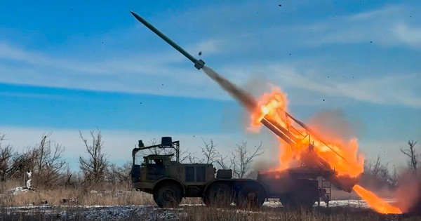 Xung đột Nga-Ukraine leo thang: UAV tấn công dân thường, Nga điều quân tinh nhuệ