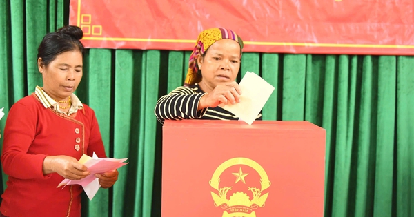 Đồng bào Vân Kiều dậy sớm vượt sông đi bầu cử