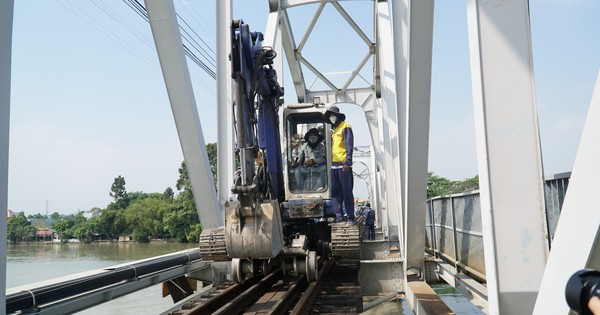 Thứ trưởng Bộ Xây dựng thị sát cầu Ghềnh, thống nhất phương án xử lý hư hỏng