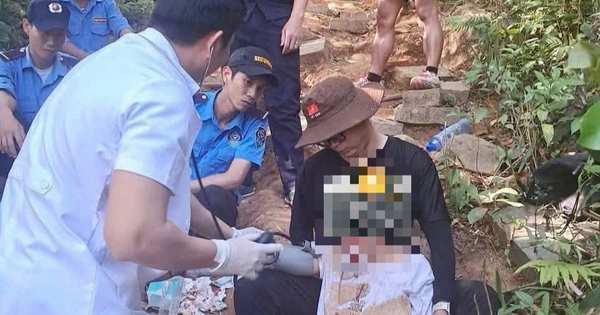 Du khách té gãy xương khi leo núi Bà Đen tuyến Cột Điện