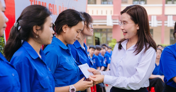 Sẵn sàng tuổi 18: Hàng trăm bạn trẻ tham gia tìm hiểu bầu cử