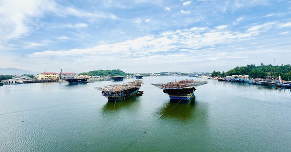Hai tàu cá Quảng Ngãi hỏng máy, thả trôi giữa biển, lực lượng chức năng khẩn cấp cứu nạn