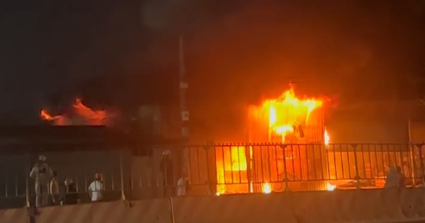 TP.HCM: Nhiều người kịp thoát ra khỏi căn nhà đang cháy