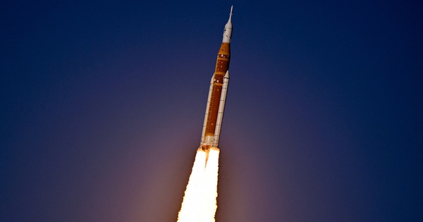 Phi hành gia NASA khởi hành lên mặt trăng