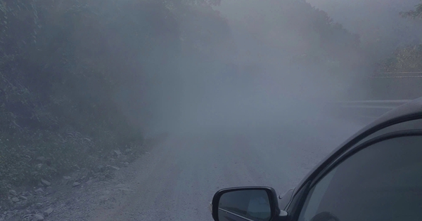 Đường Hồ Chí Minh mù mịt bụi thi công, tài xế 'dò đường' giữa ban ngày