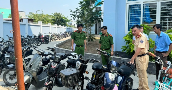 CSGT TP.HCM bất ngờ vào trường kiểm tra bãi xe, phát hiện học sinh vi phạm