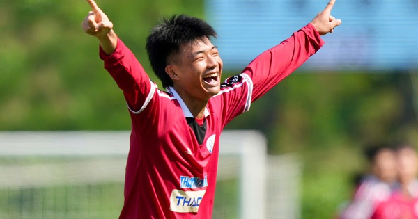 Điệu nhảy Ronaldinho và món quà ý nghĩa tặng thầy