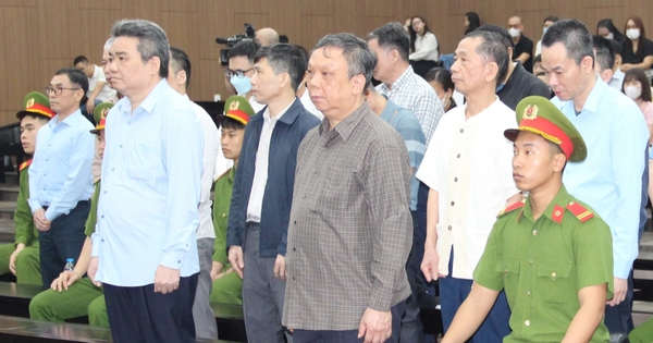 Nhận hối lộ 13,4 tỉ, cựu giám đốc Bộ NN-PTNT bật khóc khi nhắc về mẹ già