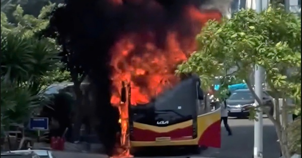 Cháy xe khách giữa trung tâm Nha Trang, cột khói đen bốc cao hàng chục mét