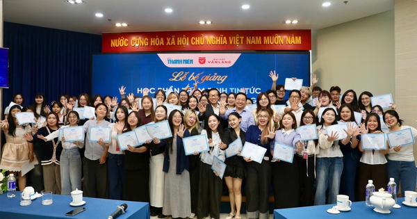 Sinh viên trường ĐH Văn Lang hoàn thành khóa học tại Báo Thanh Niên, có sản phẩm đăng báo