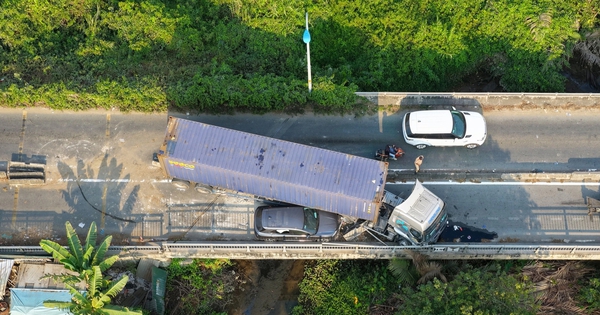 Xe đầu kéo gây tai nạn chắn ngang đường, cửa ngõ TP.HCM ùn ứ