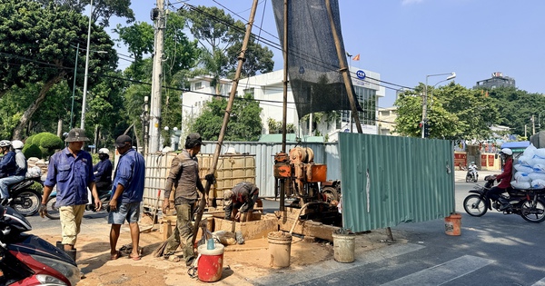 Hàng trăm lô cốt nằm giữa đường ở TP.HCM, gây khó lưu thông: Khi nào chấm dứt?