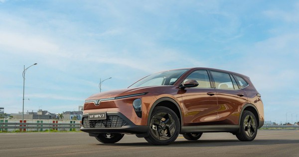 Người Việt mua sắm hơn 27.600 ô tô điện VinFast, Limo Green bán chạy nhất