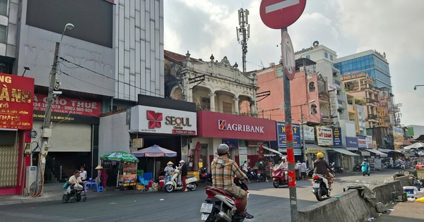 Ngang nhiên chạy xe ngược chiều và trên vỉa hè