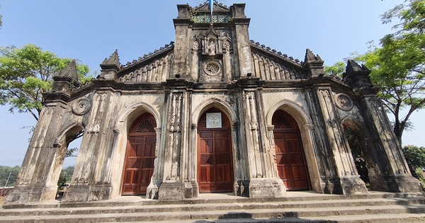 Nhà thờ đá Tùng Sơn lưu giữ nhiều thánh tích từ Công giáo Rôma