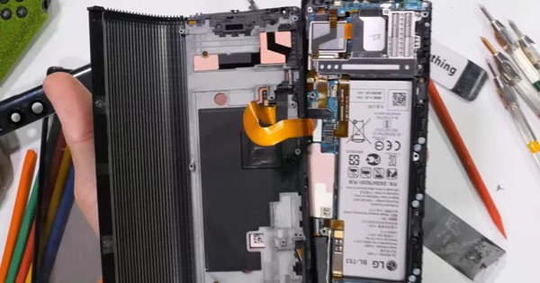 Bất ngờ khi 'mổ xẻ' chiếc smartphone màn hình cuộn bị khai tử của LG