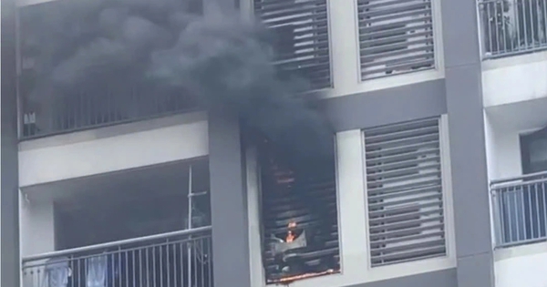 TP.HCM: Cháy căn hộ tầng 10 chung cư, hàng trăm cư dân tháo chạy