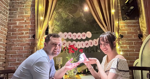 Chàng trai Mỹ vượt 15.000km gặp bạn gái và bí mật đằng sau túi quà 10.000 USD