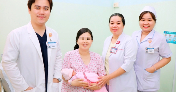 Sản phụ 35 tuần trải qua 4 lần mổ, vừa bắt con vừa bóc u xơ khủng