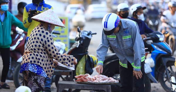 Giá thực phẩm tăng: Lao động ở TP.HCM than '100.000 đồng không đủ 3 bữa'