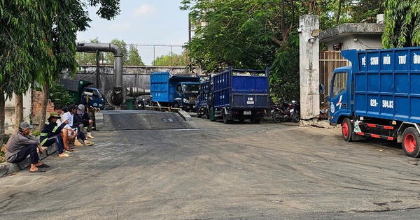 Trạm ép rác Bình Chánh ùn ứ, người thu gom phải ngủ vỉa hè chờ... đổ rác