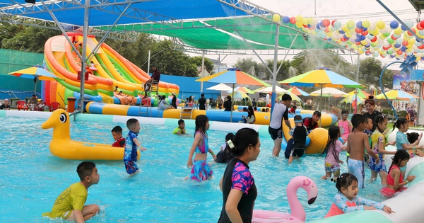 Nắng nóng là 'cơ hội vàng': Xe nước thu 7 triệu/ngày, công viên nước đón 3.000 khách