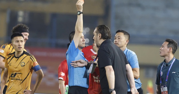 Nóng: HLV Popov bị cấm chỉ đạo 4 trận, phạt 20 triệu đồng vì phản ứng quá khích