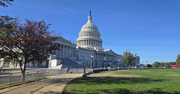 Hạ viện Mỹ chấn động vì bê bối trước bầu cử