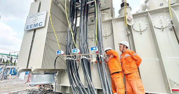 Chiếc đèn treo ngược và nỗi sợ 'hút người' của bà