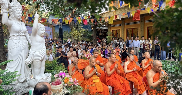 Giao thừa lúc 10 giờ 48 phút: Người Khmer ở TP.HCM đón năm mới giữa ban ngày