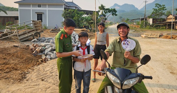 Công an xã tặng quạt ngày nắng nóng, người dân vừa mát vừa nhớ luật