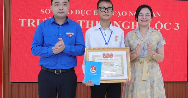 Hai học sinh Nghệ An được trao Huy hiệu 'Tuổi trẻ dũng cảm' vì cứu người đuối nước