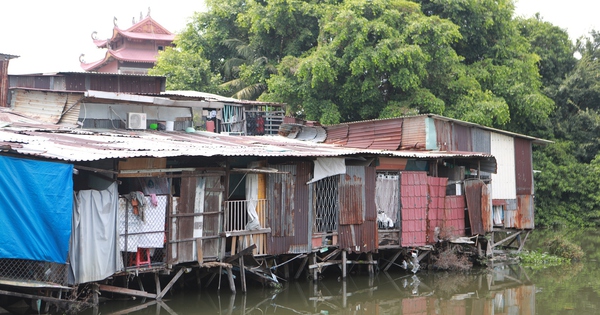 Phòng trọ ở TP.HCM như 'lò hầm', người thuê xoay xở đủ cách chống nóng