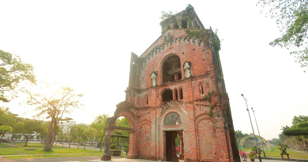 Từ tháp chuông trăm tuổi đến vương cung thánh đường lớn nhất Việt Nam