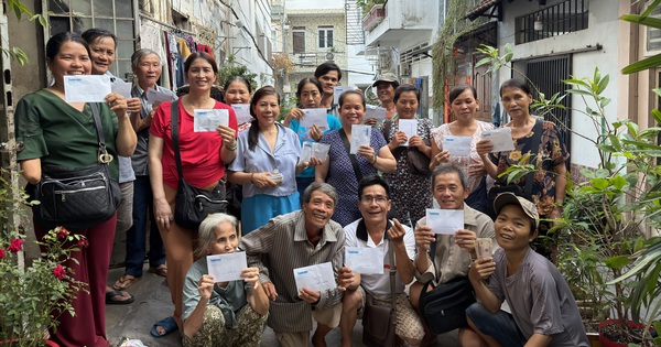 'Xóm vé số xứ Nẫu' ở TP.HCM: Nhận gần 100 triệu đồng, nhiều người bật khóc