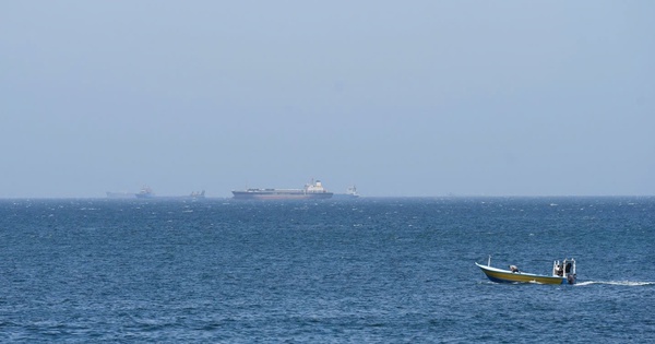Chưa có lối thoát cho eo biển Hormuz