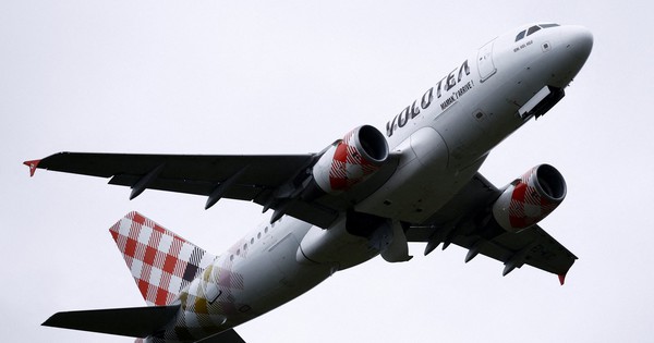 Một hãng hàng không tăng giá vé đã bán vì giá xăng tăng trước giờ cất cánh